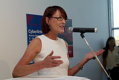 Frau spricht in Mikrofon