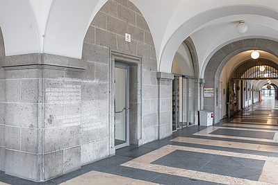 Die Inschrift an der Kunstuniversität Linz als Mahnmal an die Gräuel des NS-Regimes. / Foto: Mark Sengstbratl